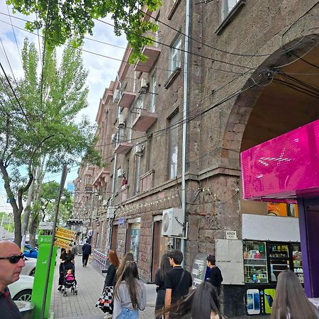 Прекрасная 4-Ех Комнатная Квартира В Самом Центре 예레반 외부 사진